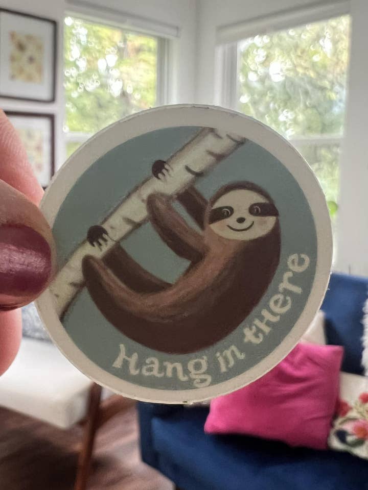 Hang daar luiaard sticker voor wholesale door La La & Co