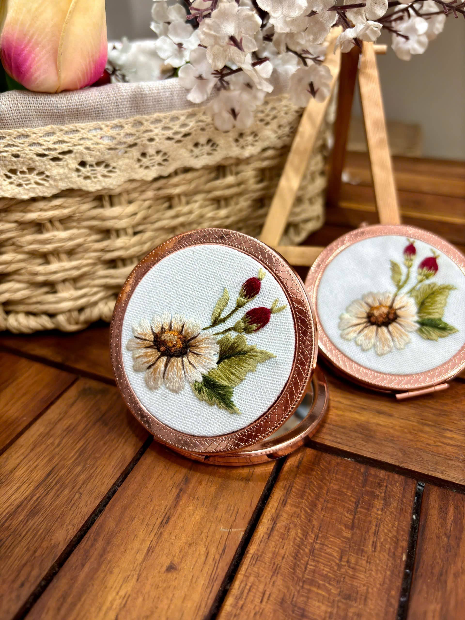 Maple Dream Store – Engroshandel Kompaktspejl – Premium Vintage Blomstret Håndbroderet Lommespejl27