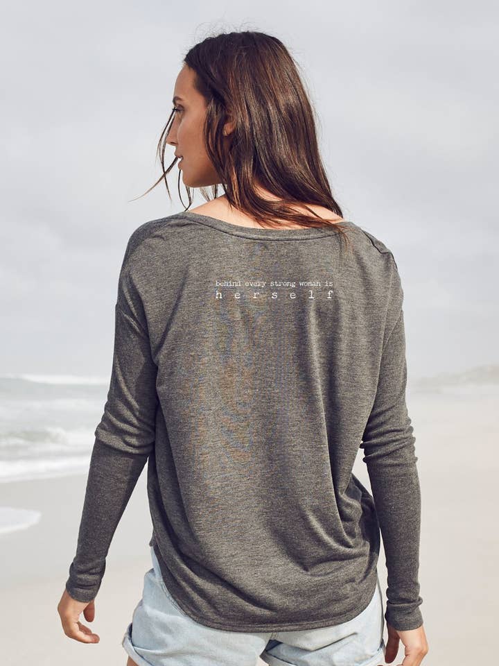 T-shirt côtelé original à manches longues « Strong woman » pour la vente par Om & Ah