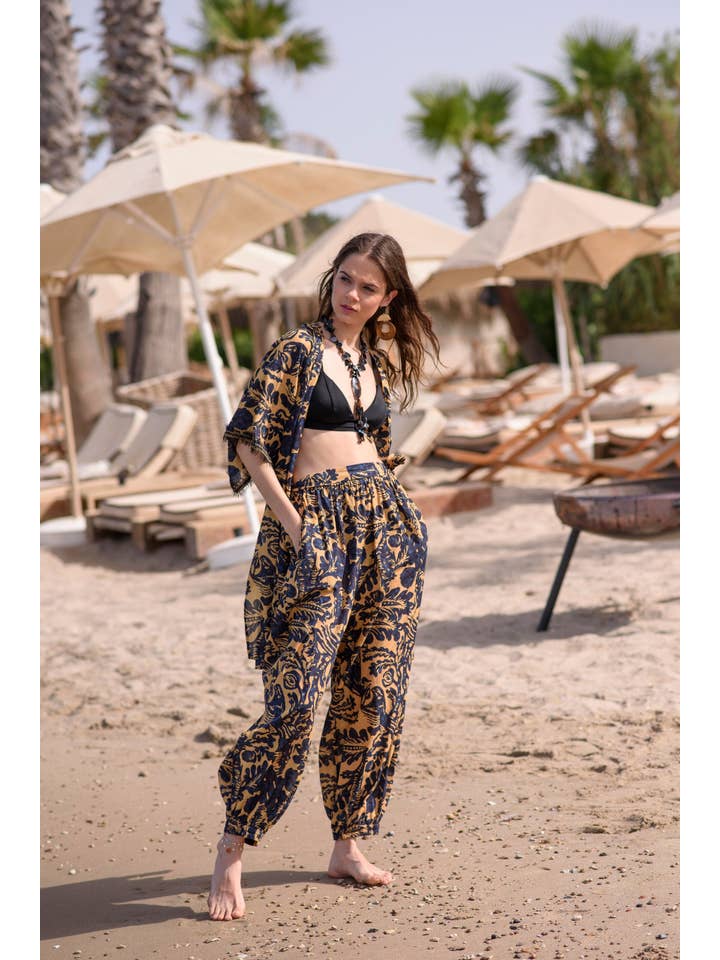 Laluzza S.L. – wholesale Pants – Women's – Stylish Harem Pants in Navy-Beige Print