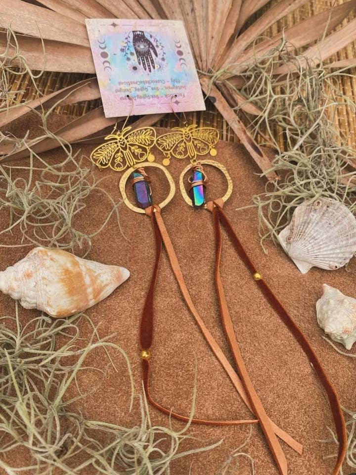 Mystisk Moth Regnbåge Aura Kvarts Läder Hoop Örhängen för wholesale av Sea Gypsy Designs