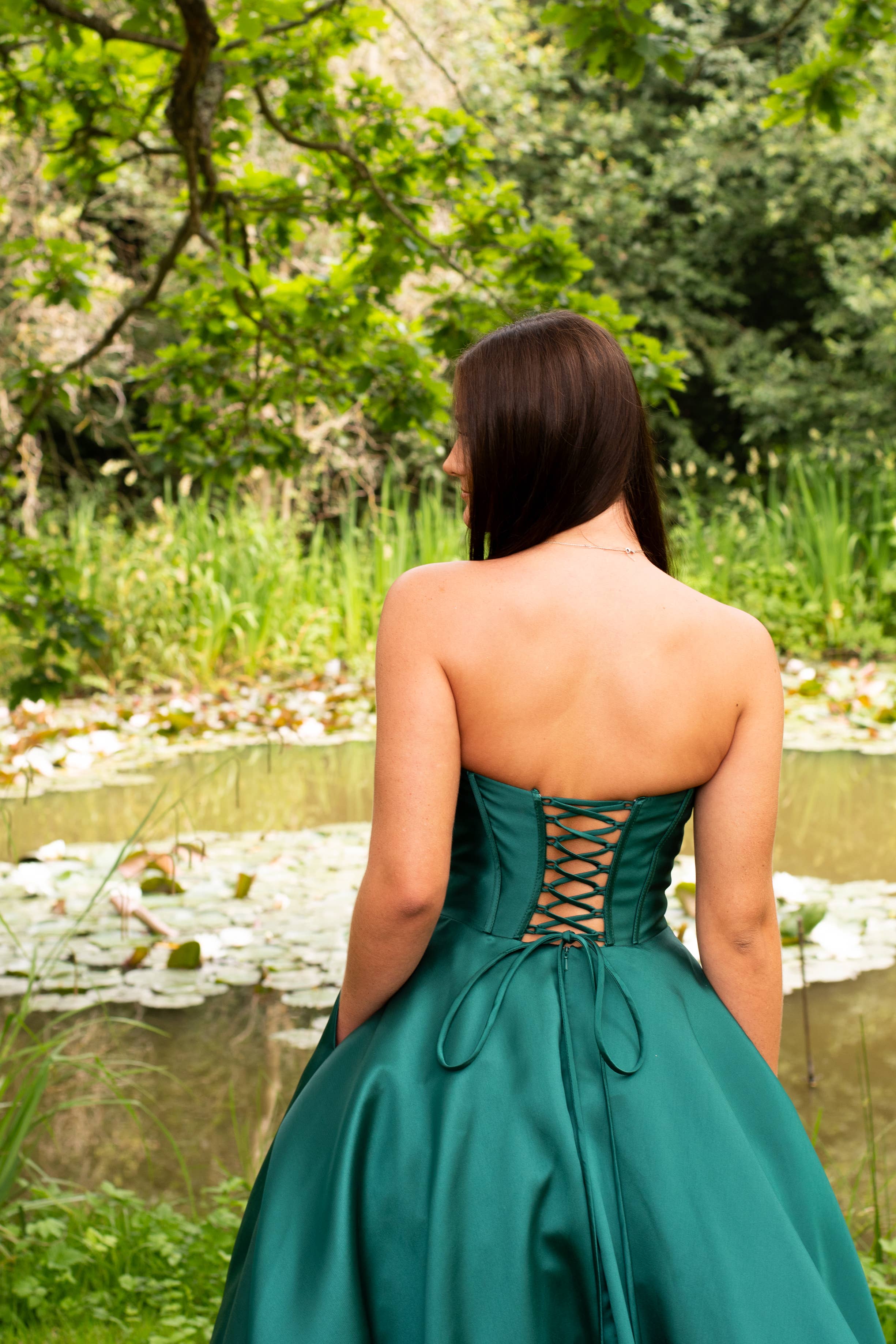 Mörk grön Charlotte mörkgrön mikado-ballklänning för wholesale på Faire3