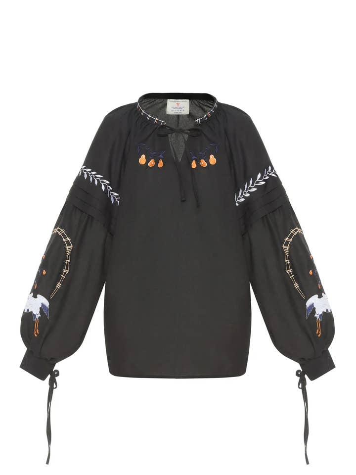 Blusa Ricamata in Lino Gru Nera per la vendita all'ingrosso da parte di Code Of Nation