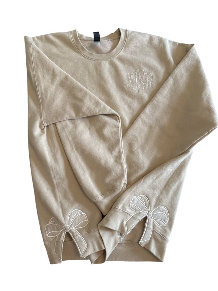 Langærmet skræddersyet broderet sweatshirt med rund hals med monogram og sløjfer på siderne for engroshandel hos Whispering Expressions