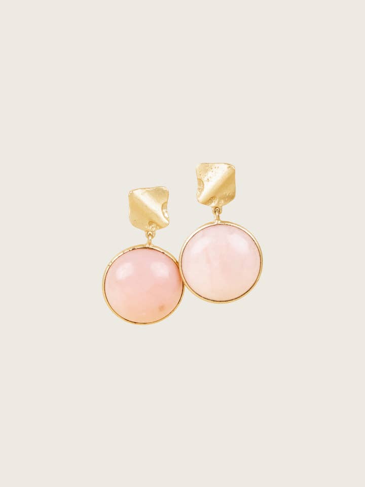 Boucles d'oreilles Dimera, plaquées or fin recyclé 18K avec opale rose — clous en argent 925 pour la vente par SHANSHAN