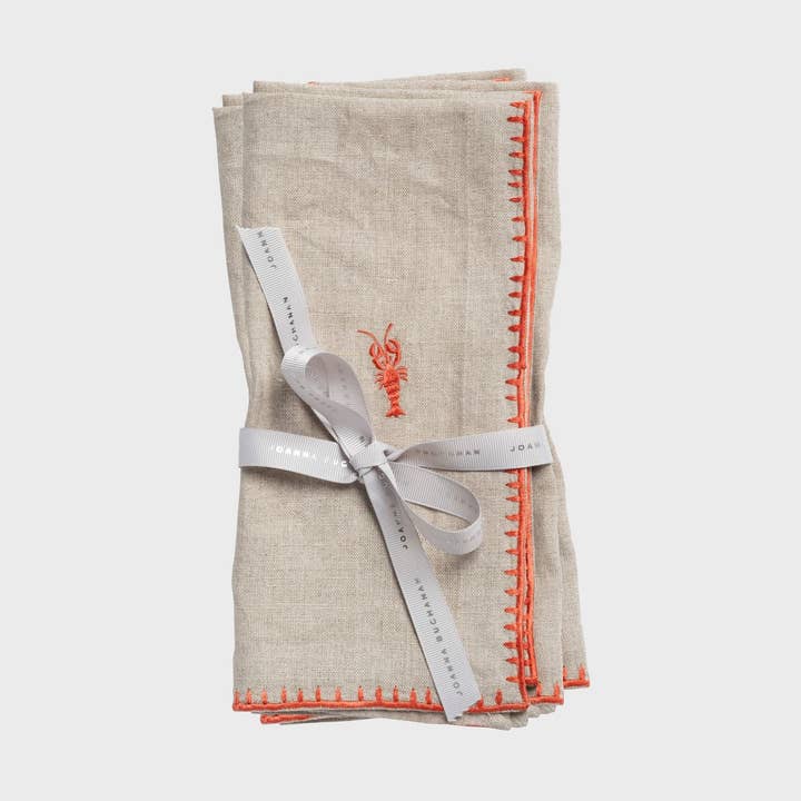 Serviettes de table brodées de homard, corail, lot de deux pour la vente par Joanna Buchanan