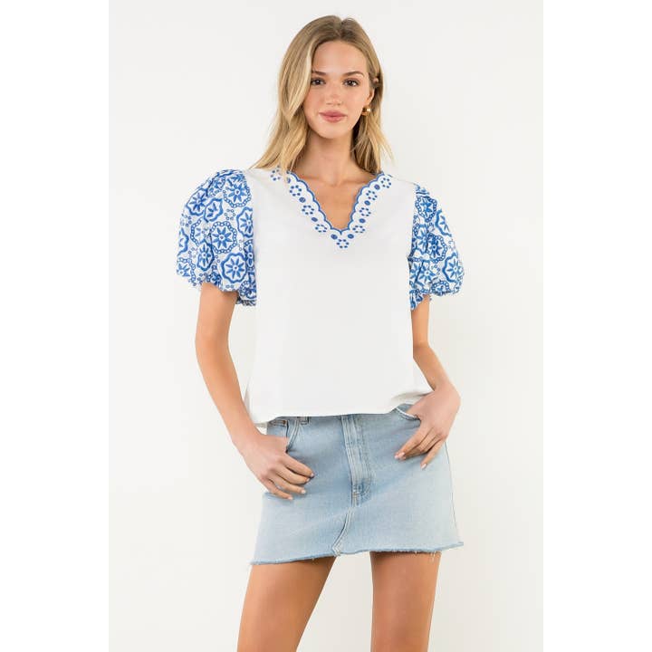 Top con scollo a V con maniche a sbuffo ricamate per la vendita all'ingrosso da parte di THML