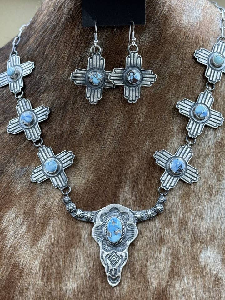 Collier Zia Longhorn en argent sterling fait main par les Navajos avec turquoise Golden Hills. pour la vente par Native City Jewelry