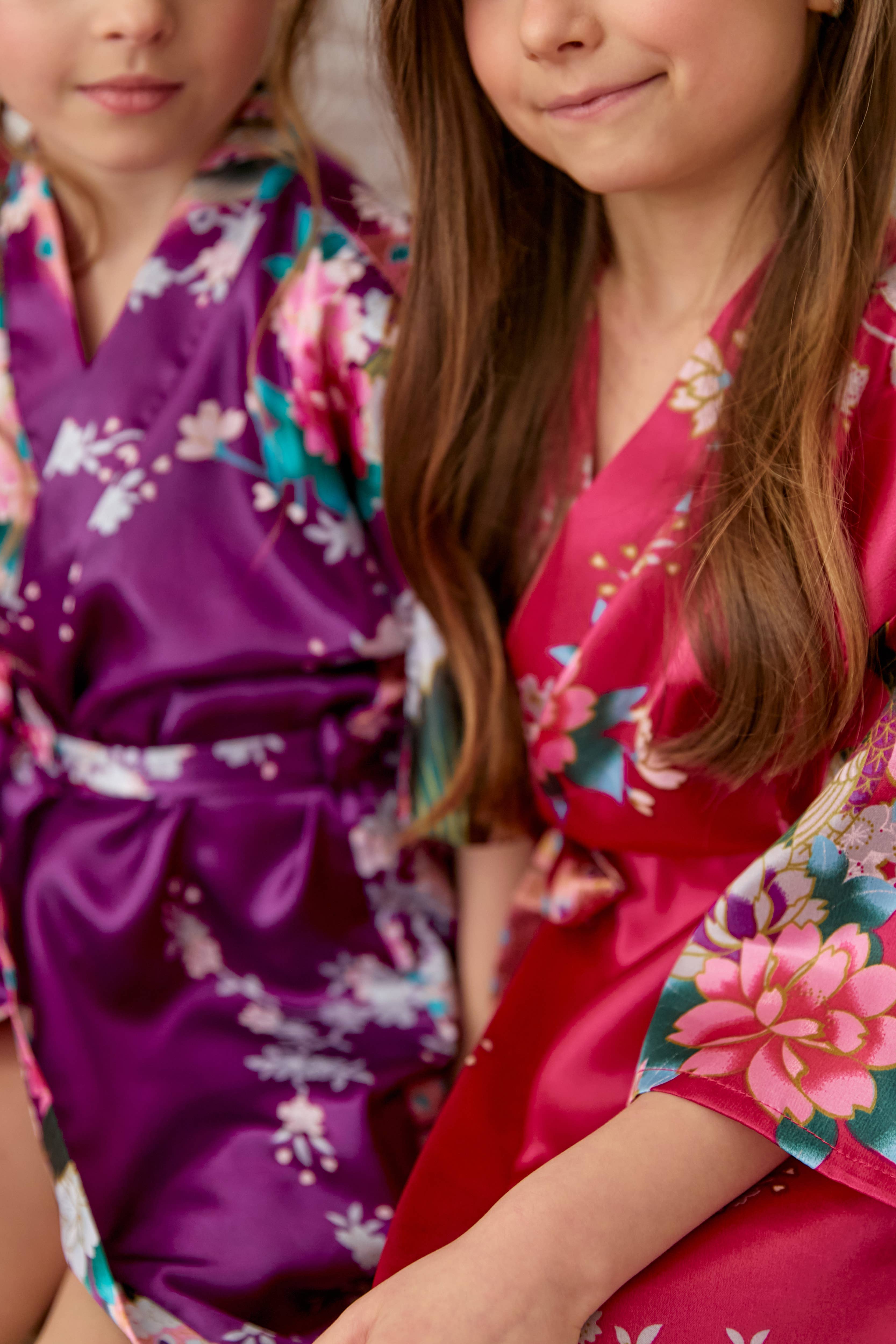 Sisters G Kids – Roupão de banho - Crianças por atacado – Kimonos infantis de cetim com estampa floral e pavão25