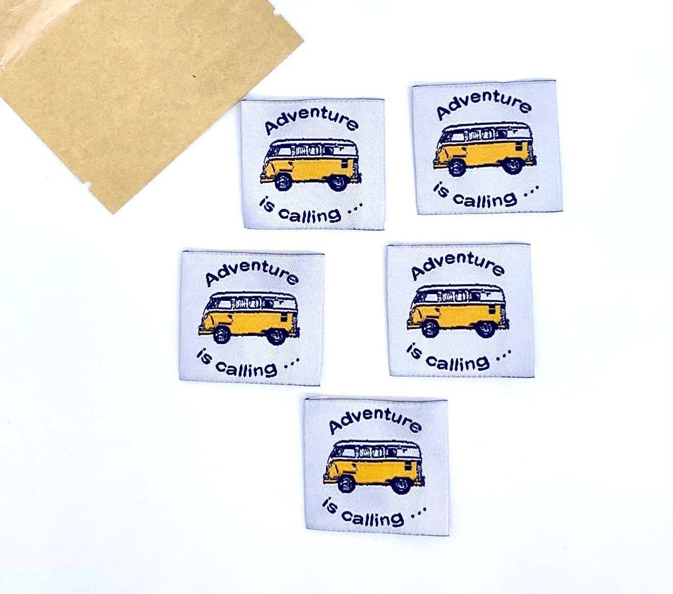 L’Étiquette Home Couture – Großhandel Aufnäher – Einnäh-Etikett: Das Abenteuer ruft1