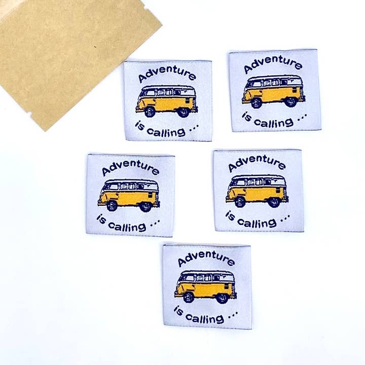 L’Étiquette Home Couture – Großhandel Aufnäher – Einnäh-Etikett: Das Abenteuer ruft1