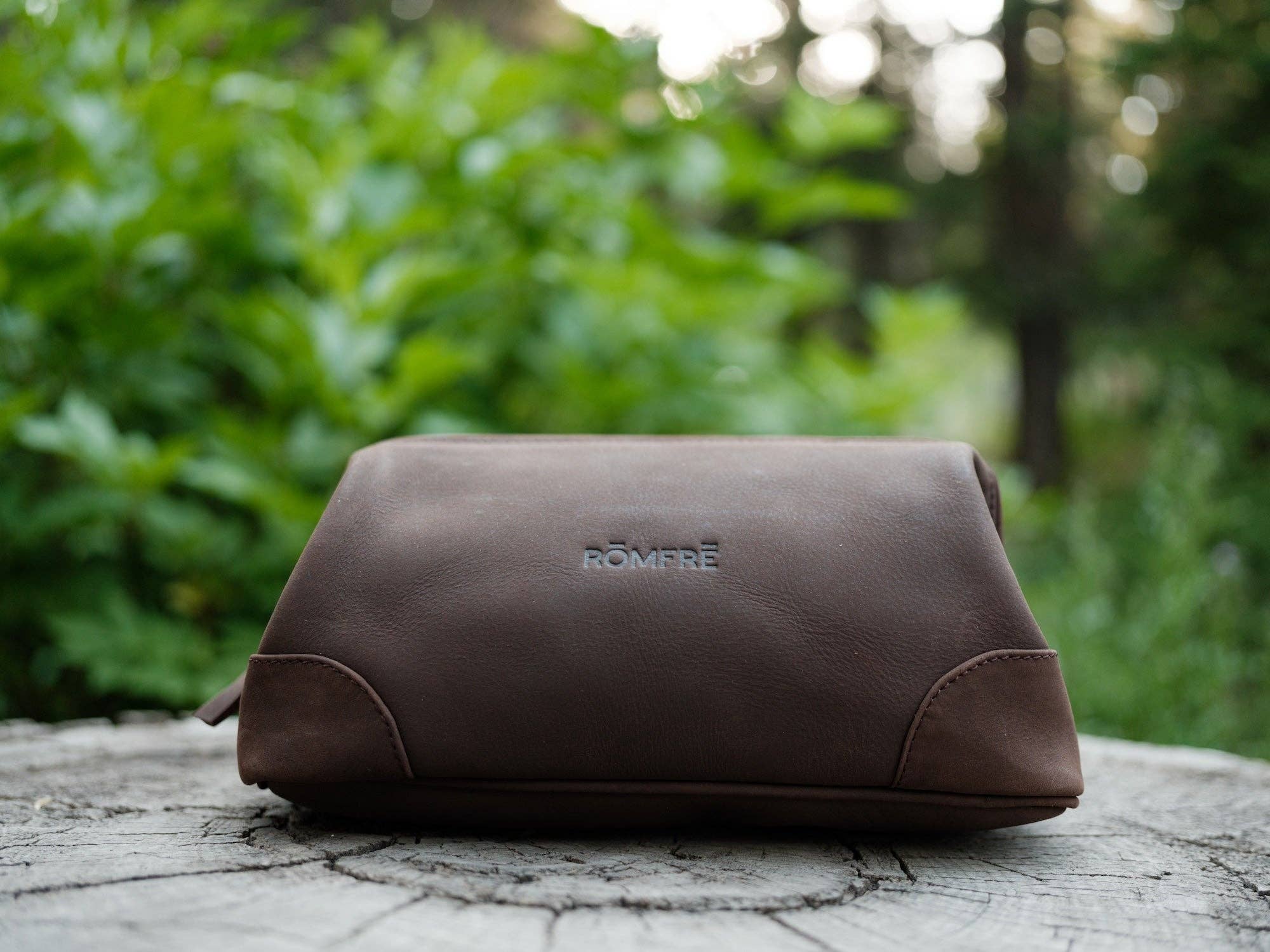 Rōmfrē Travel Co. – wholesale Necessär - Unisex – Bred Mun Dopp5