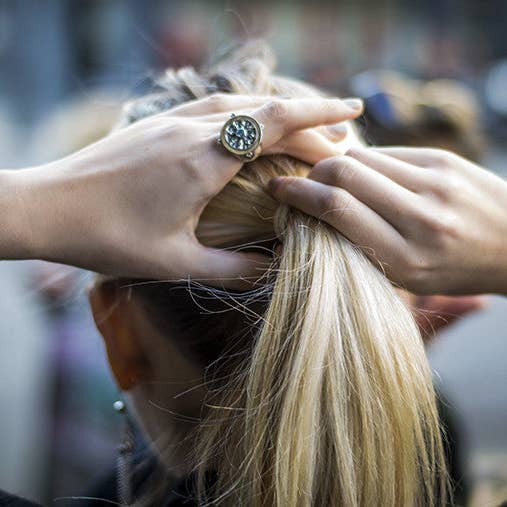 Bague Dharmachakra en argent sterling et topaze bleue Noble Truth Turn pour la vente par Cynthia Gale New York