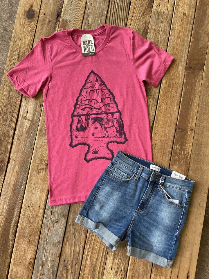1087 Arrowhead Tee för wholesale av J.Forks Designs