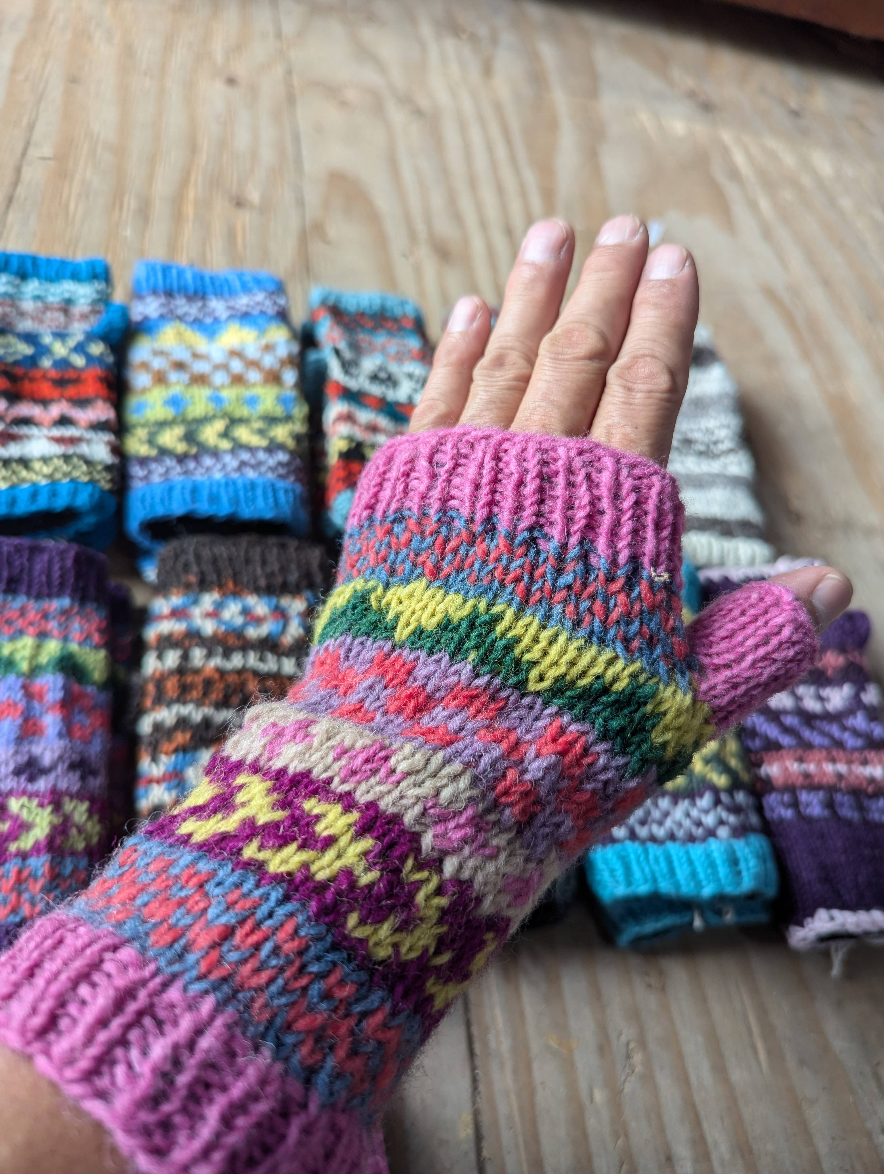 Tenzing Collections – Großhandel Handschuhe – Unisex – Handgefertigte, fleecgefütterte, bunte Wollstrick-Fingerlose Handschuhe11