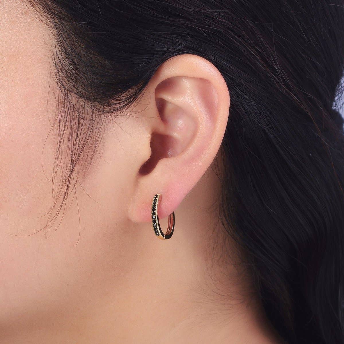 Aim Eternal - Vente Petits anneaux - Boucles d'oreilles Huggie de 16 mm doublées d'oxyde de zirconium micropavé vert, fuchsia et noir en or 24 carats | AB297 AB298 AB2996