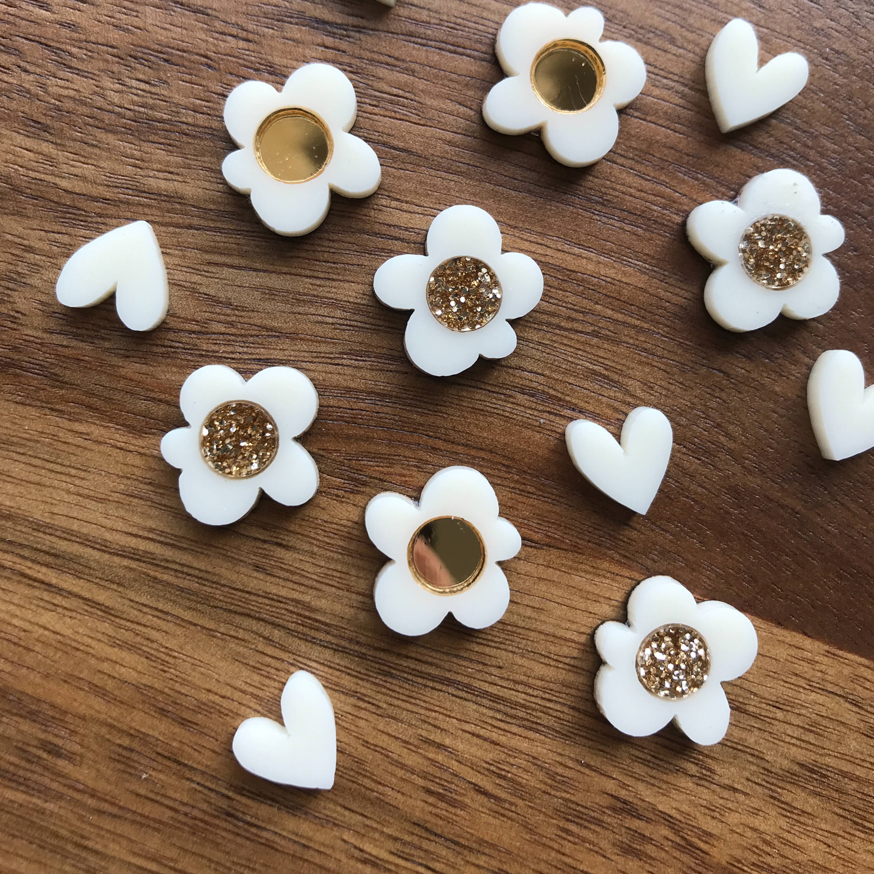 Foxie Collective - Vente Parures de bijoux - Trio de clous d’oreilles hypoallergéniques crème et or | Lot de 3 | Gros3