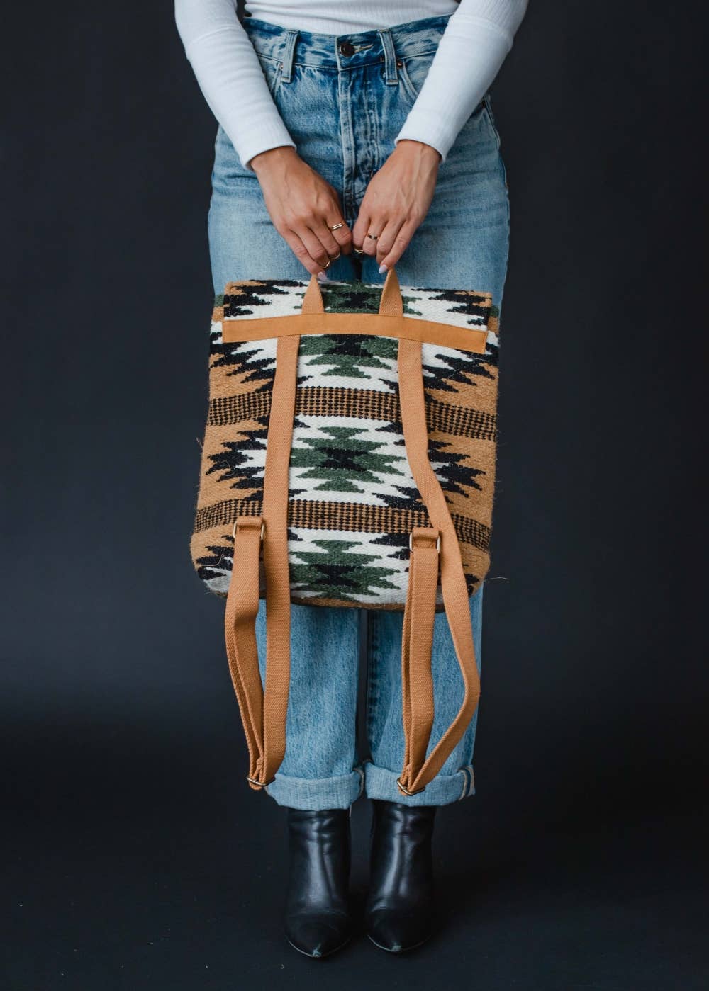 Panache Apparel Co. – Großhandel Rucksack – Damen – Brauner, schwarzer & grüner Azteken-Rucksack4