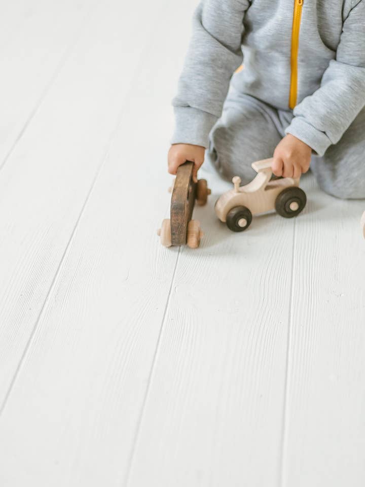 Houten speelgoedauto, bus, tractor, helikopter als uniek babycadeau voor wholesale door Woodinout