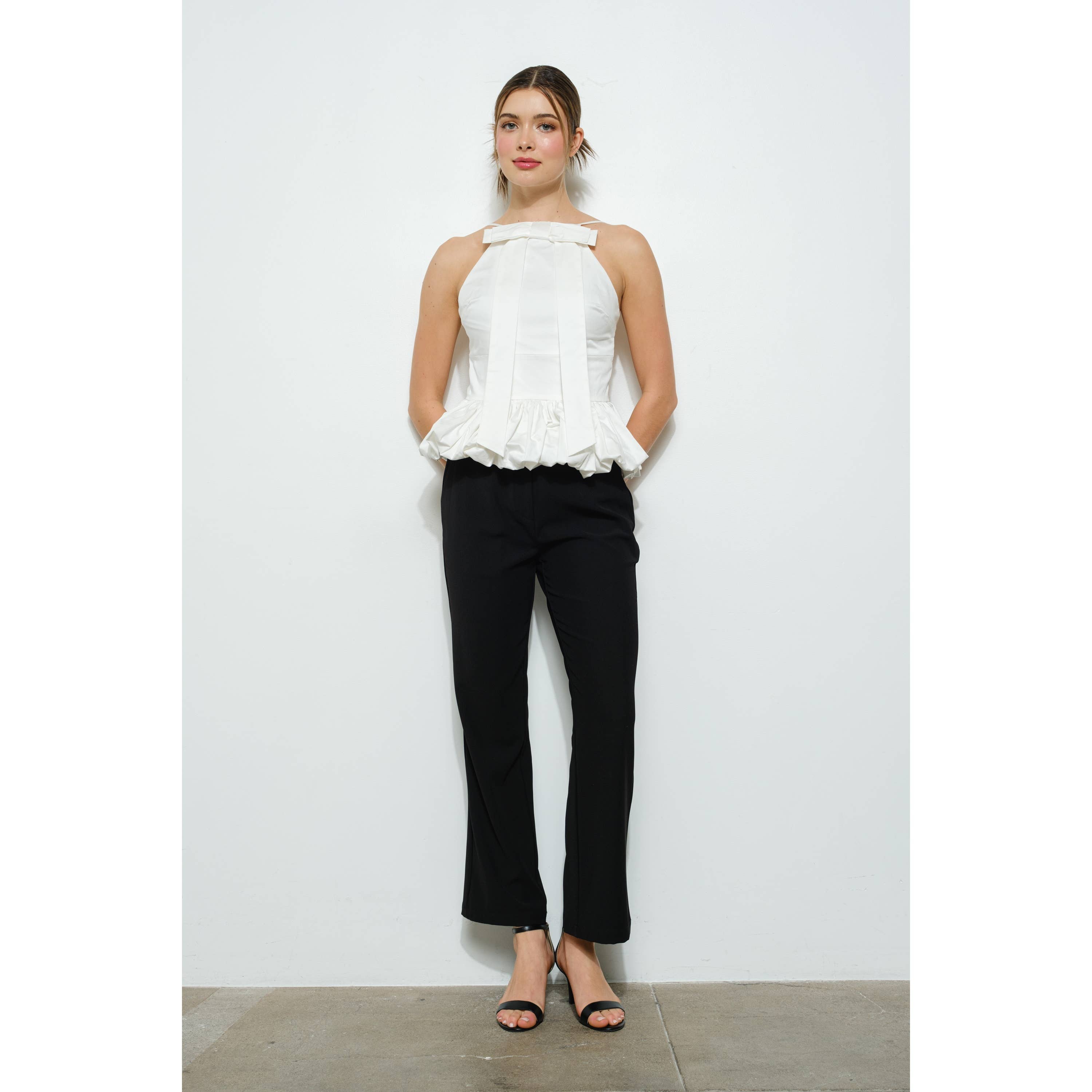 INA – Engroshandel Bluse - Dame – Ærmeløs top med sløjfedetalje foran og boblekant3