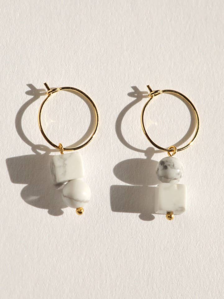 Mini Hoops Howliet kubus en ronde kraal (gemarmerd wit) voor wholesale door ULTIME