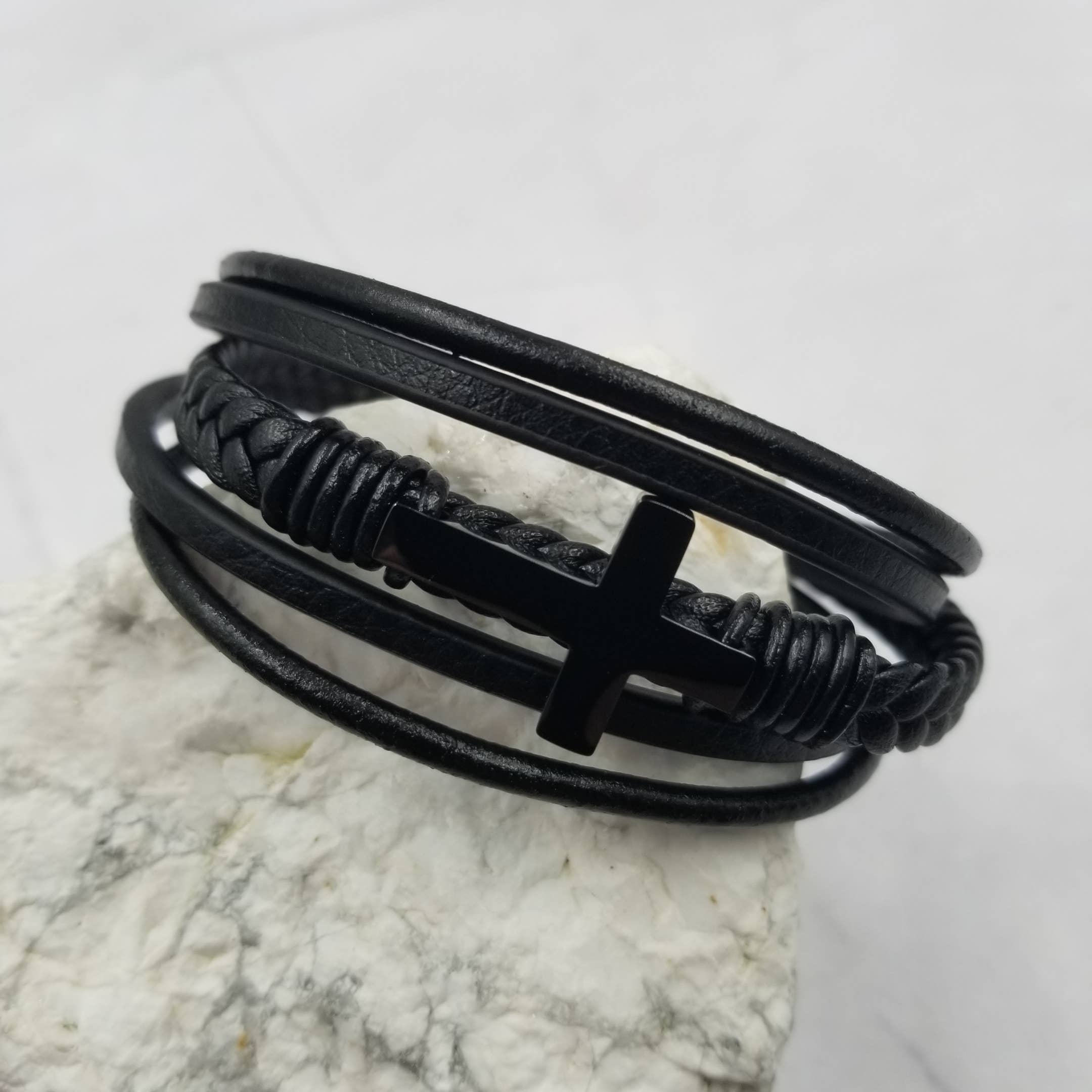 The Pretty Jewellery – Engroshandel Armbånd – Lagdelt læder Cross Armbånd - Magnetisk Snap0