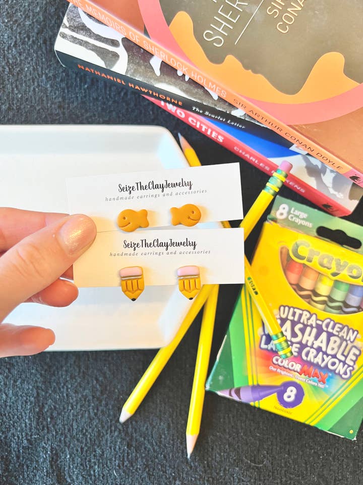 Borchie in argilla a matita, borchie in argilla a forma di pesce rosso, orecchini per insegnanti per la vendita all'ingrosso da parte di SeizeTheClayJewelry