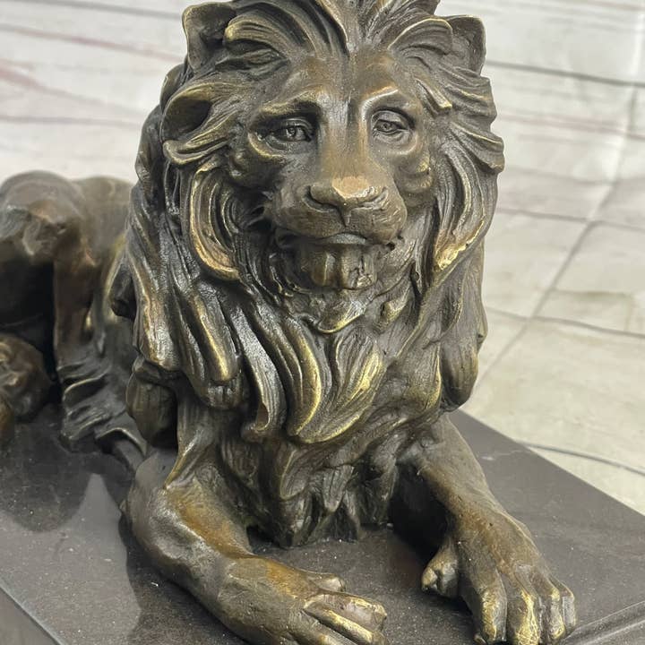 Bronzhaus - Vente Sculpture - Statue en bronze Lion gardien masculin avec socle en marbre Antoine Barye 17,8 x 30,5 cm