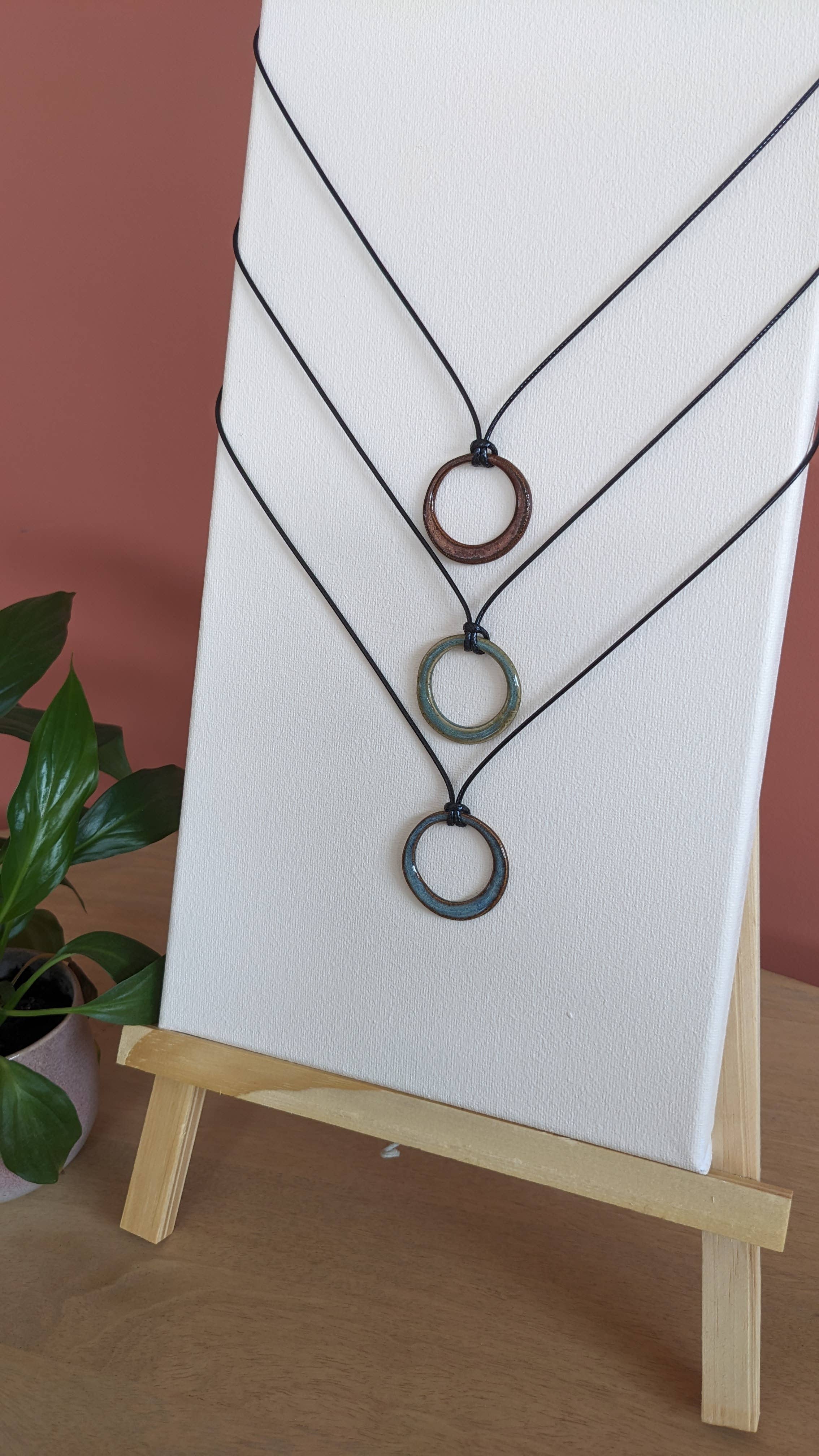 LES POTERIES DE SHAKTI – Großhandel Kette mit Anhänger/Charm – Keramik-Ringhalskette „Smaragdgrün“1