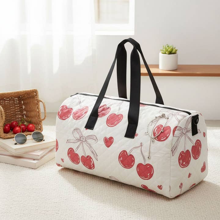 Sac de voyage crème matelassé rouge cerise pour la vente par PinktownUSA