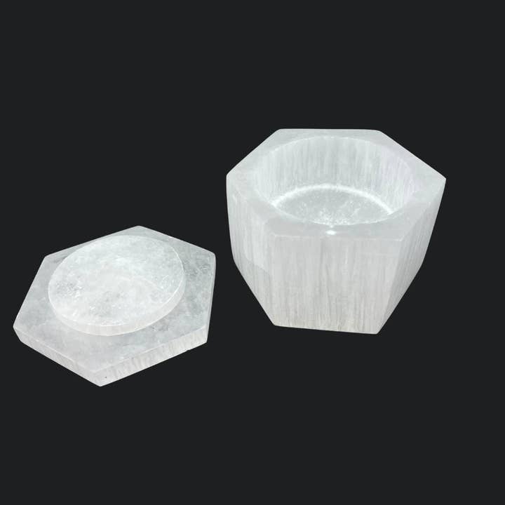 Crystal River Gems LLC - Vendita all'ingrosso Scatole decorative - Scatola Esagonale in Selenite con Albero della Vita Intagliato sul Coperchio