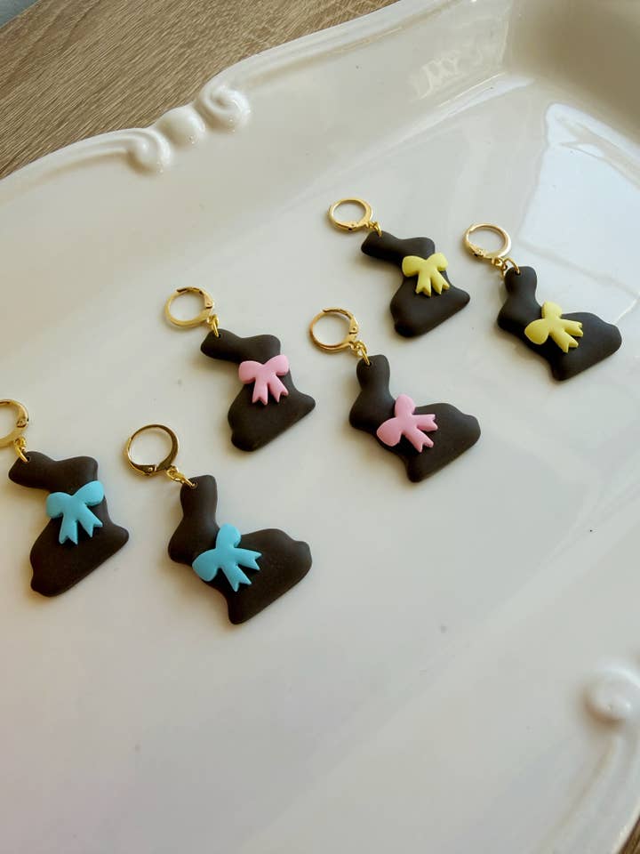Huggies lapin en chocolat | Boucles d'oreilles en pâte polymère pour la vente par Little Calico Clay