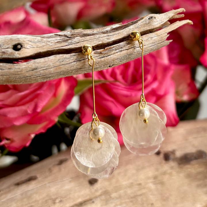 Øreringe med skiveformet vedhæng i 14kt forgyldt skal for engroshandel hos Ocean Ripples