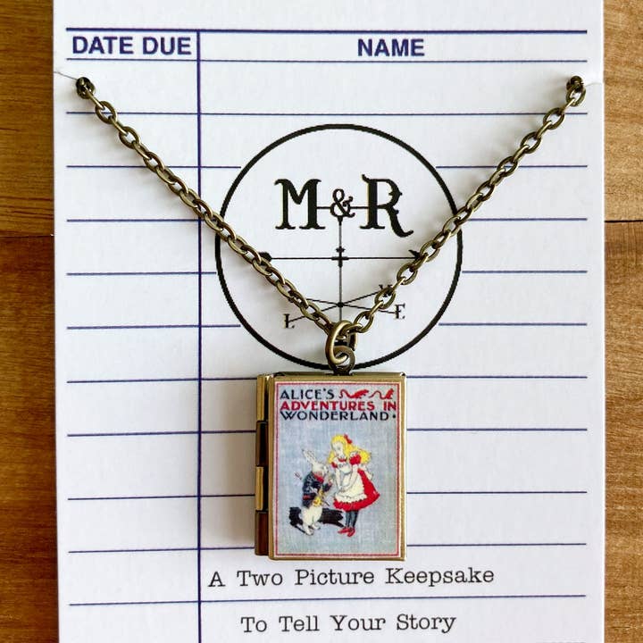 Book Locket Alice i Eventyrland - Grå med Kanin for engroshandel hos Marshall and Rose