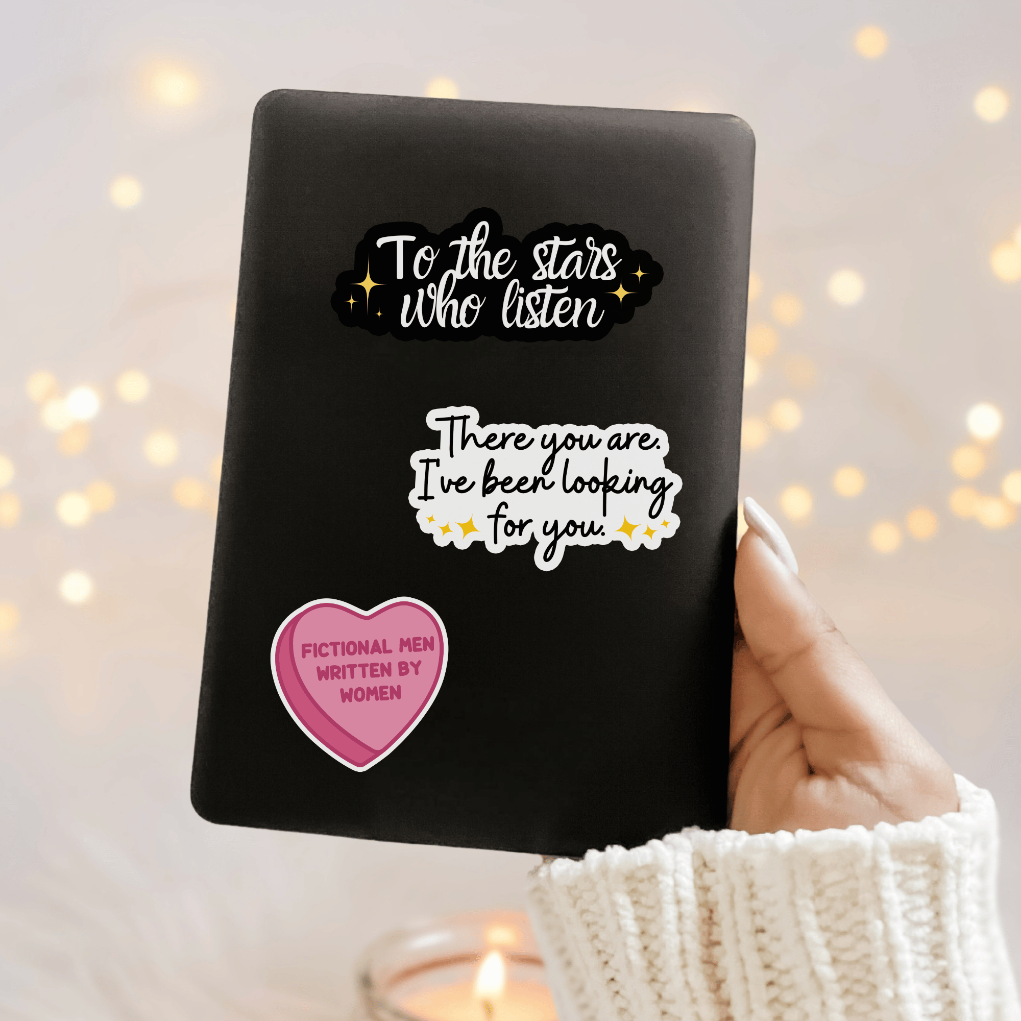 Bookish Queen - Vente Autocollant - Autocollants ACOTAR Citation de Rhysand - Te voilà (Officiellement licencié)2