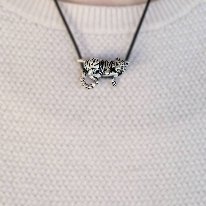 The Sparkling Pebble – wholesale Hänge-/berlockhalsband – Tiger hänge i silverpläterad tenn1