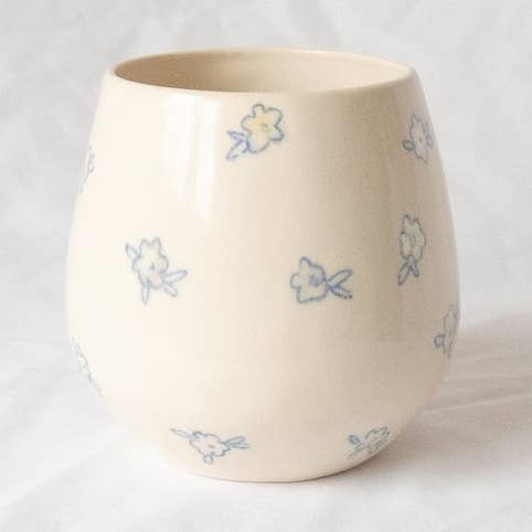 Coupe à vin Pearl Flowers pour la vente par Erika Christine Ceramics