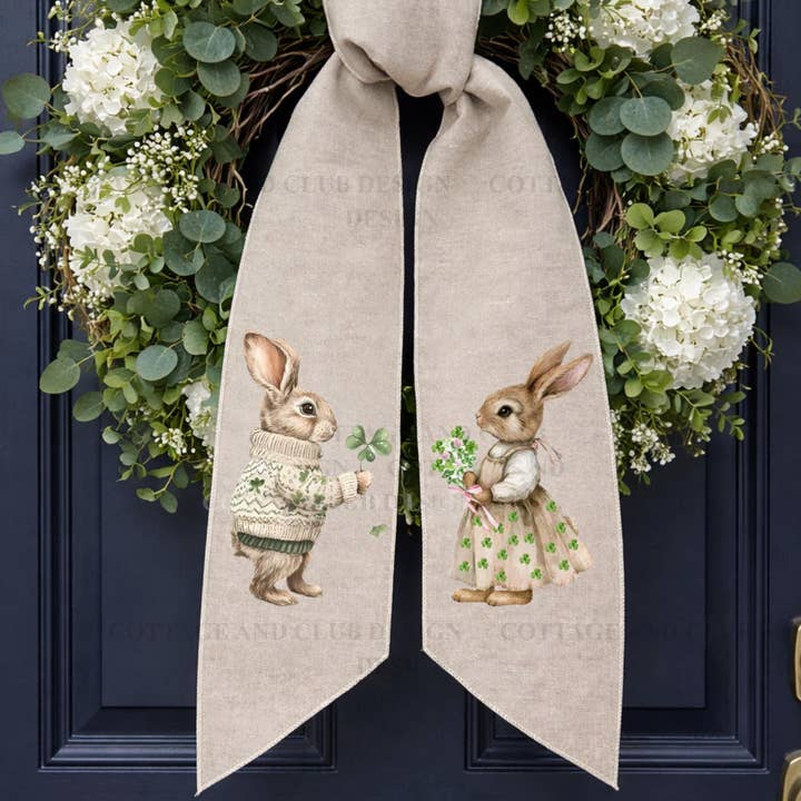 Sash de couronne de couple de lapins brodés pour la Saint-Patrick, Monogramme de lapin de Pâques, Décoration de porte de printemps, Décor en lin pour la vente par Cottage & Club
