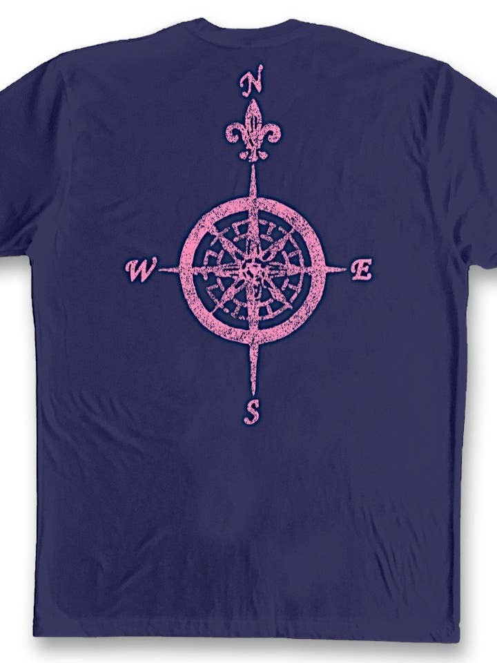 T-shirt à manches courtes bleu marine avec boussole rose pour la vente par Change Your Latitude