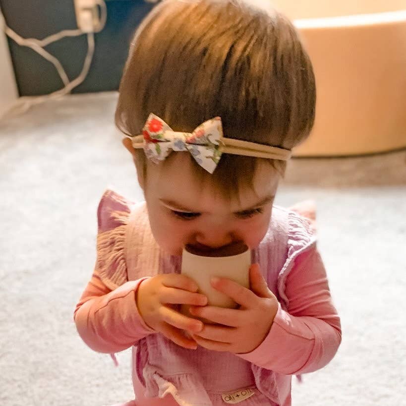 Ali+Oli - Vente Verre/tasse – enfant et bébé - Gobelet ouvert en silicone Bunny Face pour bébé et tout-petit (Misty Blush)4