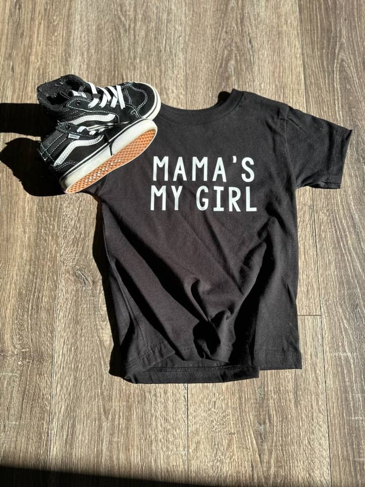 Mama's my girl sort grafisk t-shirt for engroshandel hos AK CLOTHING COMPANY, LLC
