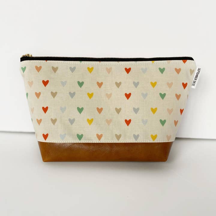 Bolsa de maquillaje en corazones de colores boho para venta al por mayor de September Skye Bags & Accessories