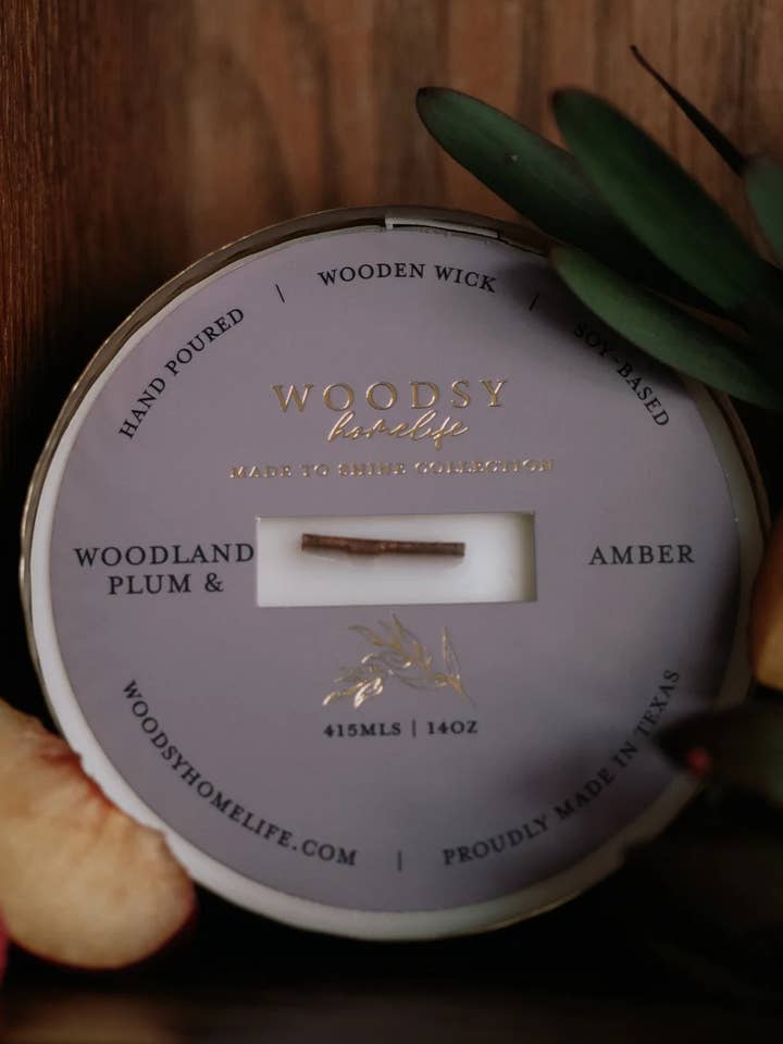 Vela de soja Woodland, color ciruela y ámbar, latón macizo, 14 oz para venta al por mayor de Woodsy Homelife