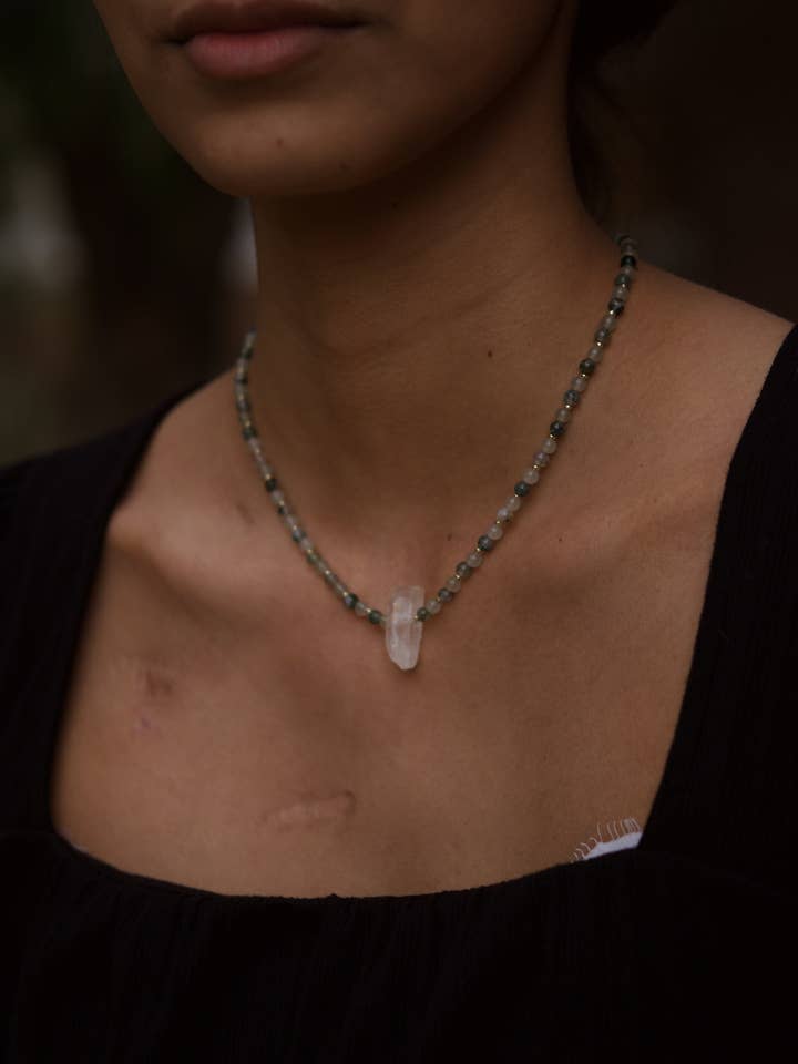 Charm-Halskette mit 18-karätigem Goldgehalt in Moosachat und grünem Aventurin für den Großhandel von Creole Charm