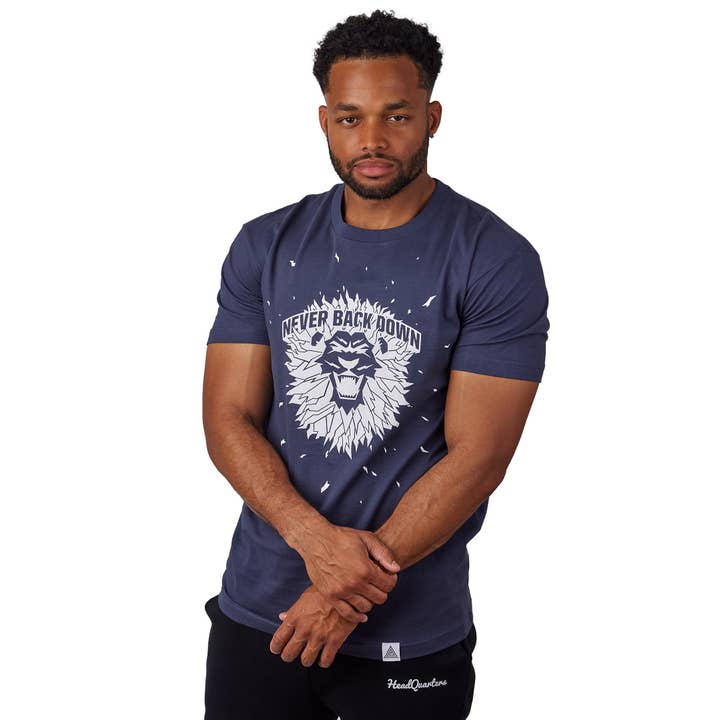 T-shirt « Never Back Down » Bleu Harbor pour la vente par HeadQuarters Clothing