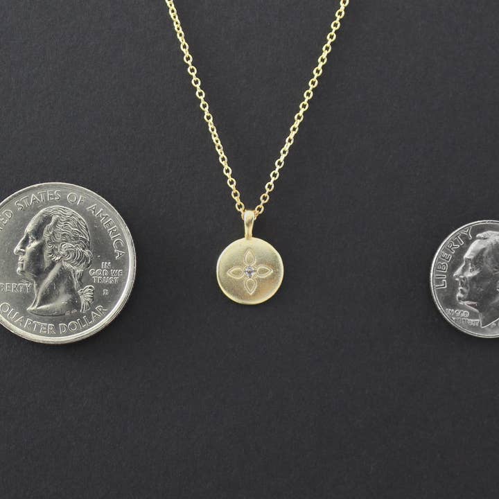 A Charmed Impression – Engroshandel Halskæde med vedhæng – Dattergaver fra mor far • Gave til voksen datter • Datter fødselsdagskort og smykker • Julegaver til kvinder Teenagepige • Lotus Crystal Disc halskæde4