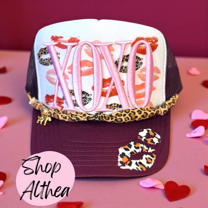 Casquette Trucker Baiser Léopard XOXO – Casquette de Saint-Valentin Brodée pour la vente par Shop Althea Designs