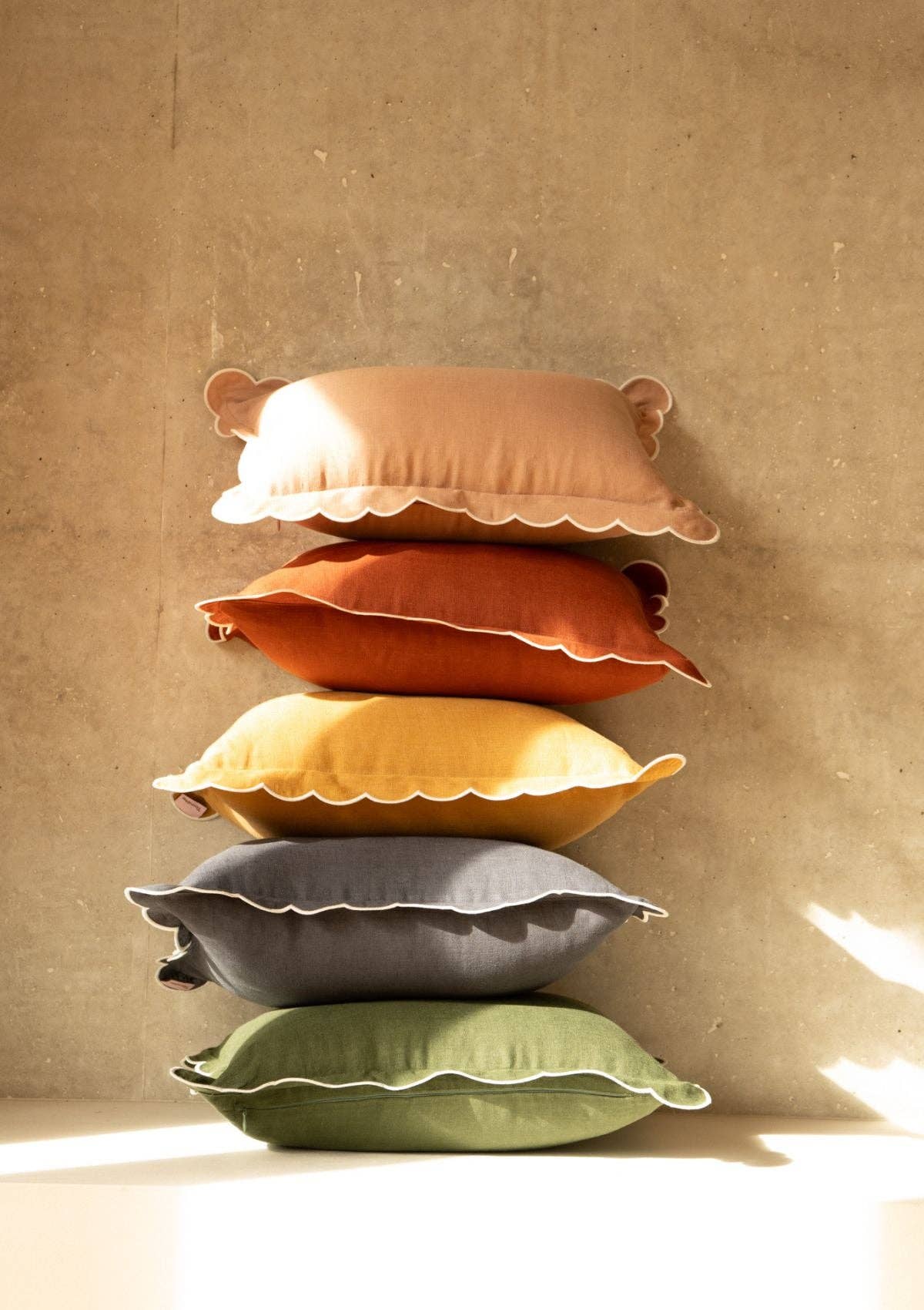 Tomète - Wholesale Chair Cushion - The rectangular scalloped linen cushion Tomette & White5