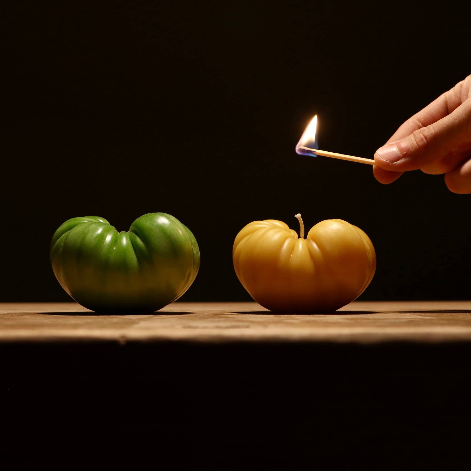 Artifaqt – Großhandel Geschenkkerze – Kerze aus Bienenwachs mit Erbstück-Tomaten-Motiv5