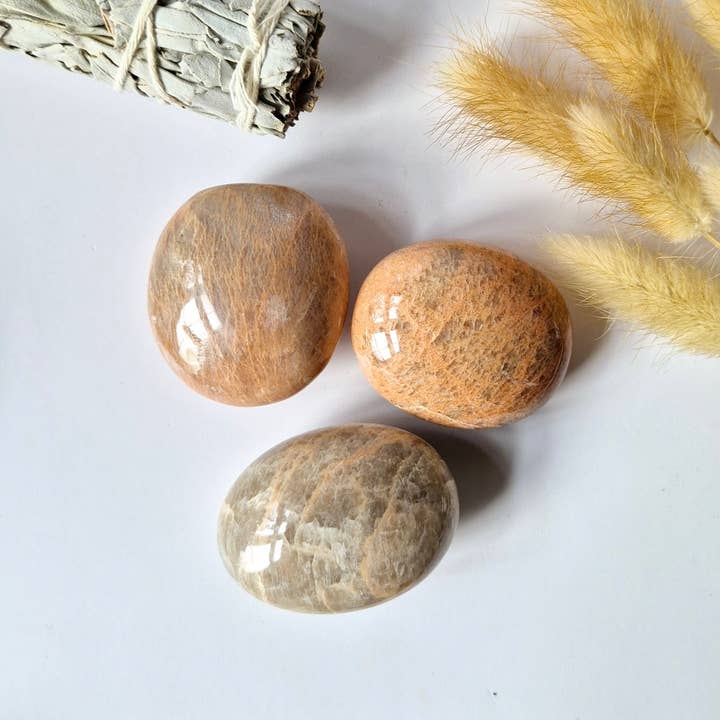 Moonlight Gemstones - Wholesale Spiritual Stone/Crystal - Peach Moonstone Palmstone 60-90g Handstone for Calm and Balance Worry Stone moonstone2